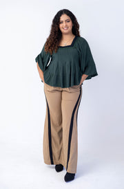 Blusa com decote quadrado e manga com babado