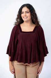 Blusa com decote quadrado e manga com babado