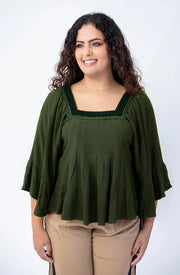 Blusa com decote quadrado e manga com babado