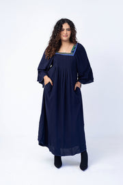 Vestido com decote quadrado
