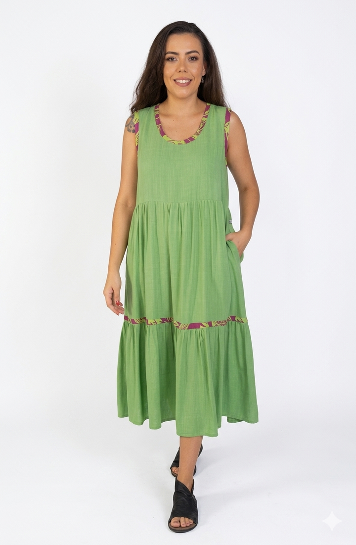 Vestido com detalhes estampados e bolsos laterais