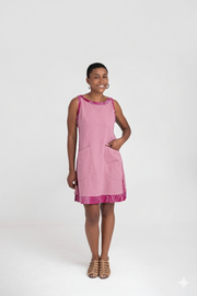Vestido tubo curto com detalhes estampados
